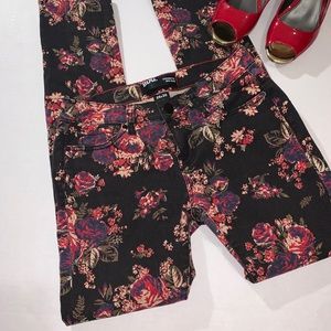 ⭐️ BDG EUC Cigarette Mid-rise Floral Skinny Jeans